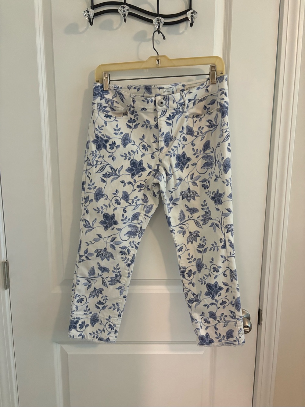 J. Jill White Cropped Jeans with Blue Floral Print